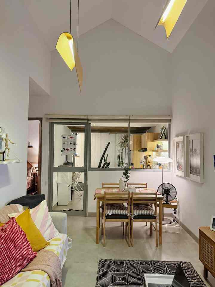Suasana Livingroom di malam hari🤍✨ kami lebih sering menggunakan hanging lamp dan standing lamp berwarna warm white untuk menciptakan suasana rumah yang lebih relax.
Pada malam hari, area livingroom menunjang aktivitas yang lebih santai  yaitu hanya untuk sekedar menonton tv atau mengobrol sebelum beristirahat, oleh karena itu lebih membutuhkan cahaya yang redup dan teduh agat tidak menyilaukan mata serta nyaman untuk beraktivitas di malam hari.

#NightView #LivingRoomStyling #LivingRoomIdeas #LivingRoomInspo #Lighting #LightingIdeas #Tinyhousex