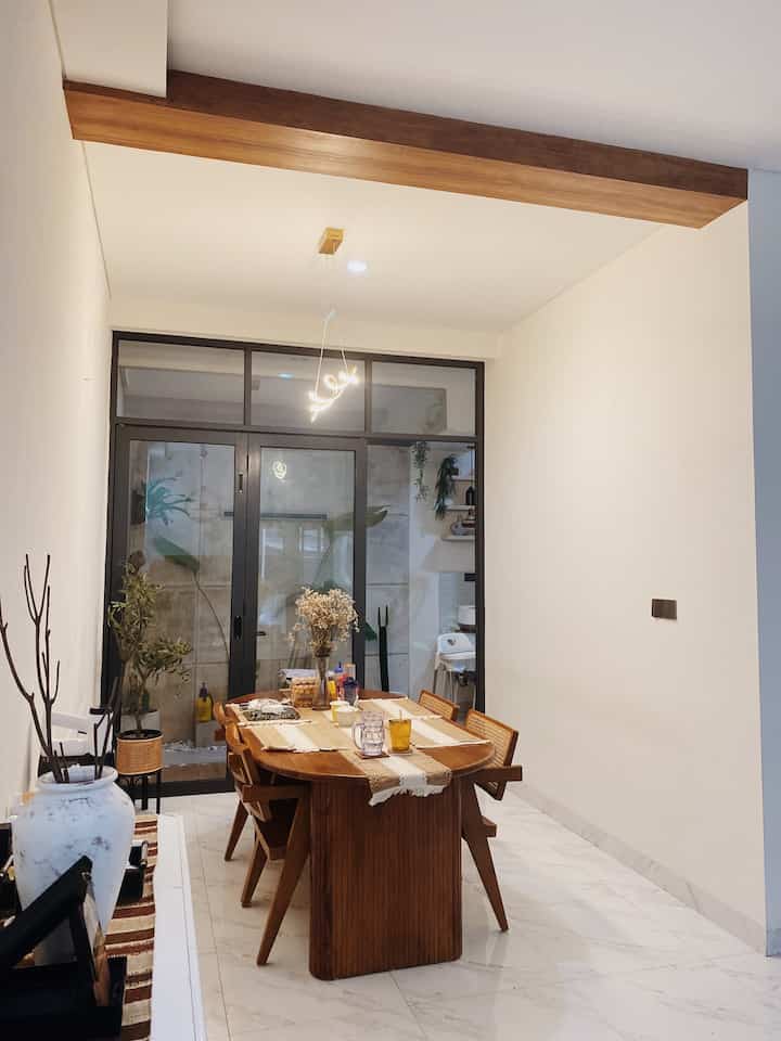 Kayu tapi BOHONG 😂

Tetangga, coba liat ya kayu diatas beneran apa bohongan? Seperti beneran ya?

Padahal itu gypsum yang di cat dengan warna seperti kayu. Kami senang banget dengan percobaan ini akhirnya berhasil. 

Ada 3 titik dirumah yang menggunakan tekhnik cat kayu seperti ini yaitu di ruang makan, dan kamar.. 

Ayo siapa yang mau coba? 🤭

#woodenpaint
#woodpaint
#catkayu
#estetik
#DIY
#japandi
#japandihouse
#griyanagari
