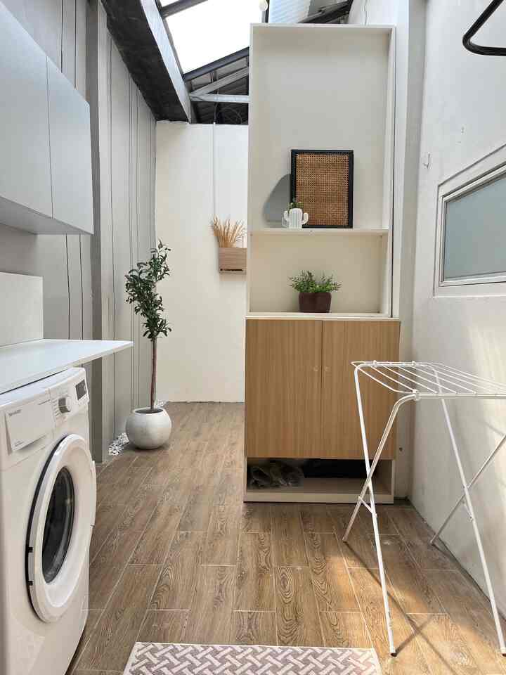 Area taman kering dan laundry room di rumah kami terbilang berukuran “pas” .
Total 1.9 x 7.5. 
Tapi karena kami ingin tetap terlihat seperti ruangan terpisah, kami tambahkan sedikit sekat.

Selain pembeda antara dua ruangan, sekat ini udah cukup banget menjaga privasi kami saat lagi aktivitas  di laundry area.
 #RuangSempit
#TipsMaksimalkanRuang 
#NeverTooSmall
#AreaSempit
#OptimalkanRuangmu

