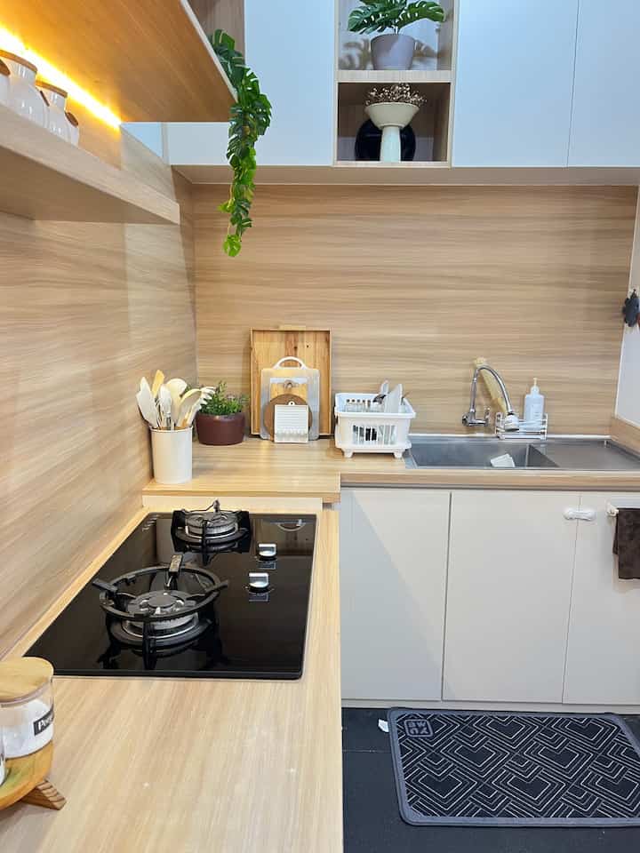 Area cuci piring dan kompor yang jarang telihat jelas.

Pada dapur bersih ini kami benar-benar memilih peralatan dapur yang juga bisa sekaligus jadi barang dekoratif.

Tentu saja karena dapur bersih ini memang ukurannya kecil. Kami benar-benar telisti memilih barang dekoratif yang fungsional.

#inspirasidapurmungil #dapurjapandi #kitchendecoration #dapuridaman #kitchenarea