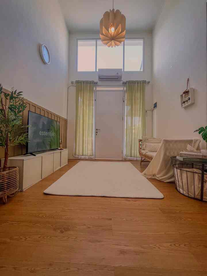 Adapun trick Memaksimalkan ruangan pada lahan terbatas agar terkesan luas yang kami lakukan antara lain : 
- menerapkan open space jadi dari ruang tamu menuju dapur tidak ad pembatas, segaris saja ampe mentok dapur.
- meminimalisir furniture yang terlalu banyak, secukupnya saja, dan prefer ke furniture yang multifungsi tidak hanya dekoratif, tp jg fungsional sbg media penyimpanan.
- untuk kamar anak kami mengunakan kasur tingkat, sehingga ruangan kamar anak terkesan lebih luas.
- menerapkan gaya hidup minimalis dan disiplin decluttering, menghindari menumpuk barang dan hidup sesuai kebutuhan dan secukup nya.

#RuangSempit 
#TipsMemaksimalkanRuang
#NeverTooSmall