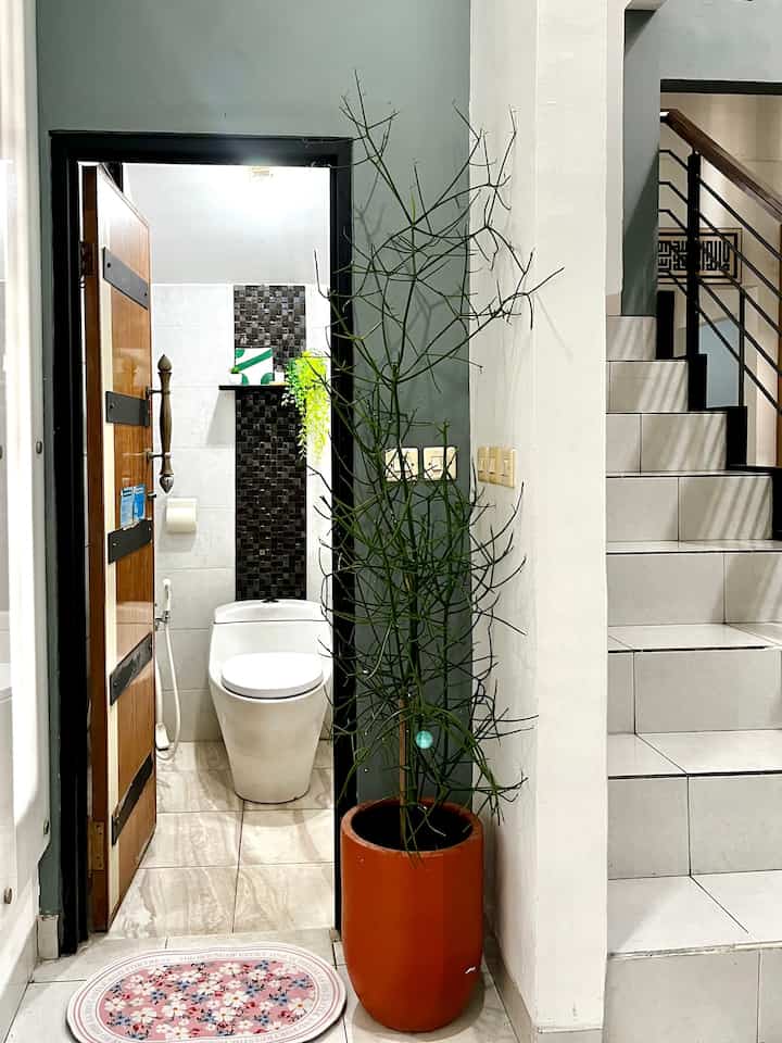 Inspirasi Toilet Mini Bawah Tangga 

Toilet ini berukuran 1 m x 1,5 m memanfaatkan area bawah tangga. Sebenarnya ini diperuntukan untuk tamu jika mau ke kamar mandi jadi tidak perlu ke kamar mandi utama. Didalamnya cuma ada closet, cermin dan sabun. Kami menggunakan dispenser sabun tempel supaya lebih meghemat space.
Tips supaya ruangan mini ini terlihat luas dan tidak sumpek, kami memakai lampu LED yang cukup terang 7-9 watt. Terdapat jendela sirkulasi udara. Dan tidak terlalu banyak barang. Dekorasi secukupnya menggunakan ambalan.

#inspirasikamandimini
#RuangSempit
#TipsMaksimalkanRuang 
#NeverTooSmall
#toiletmini