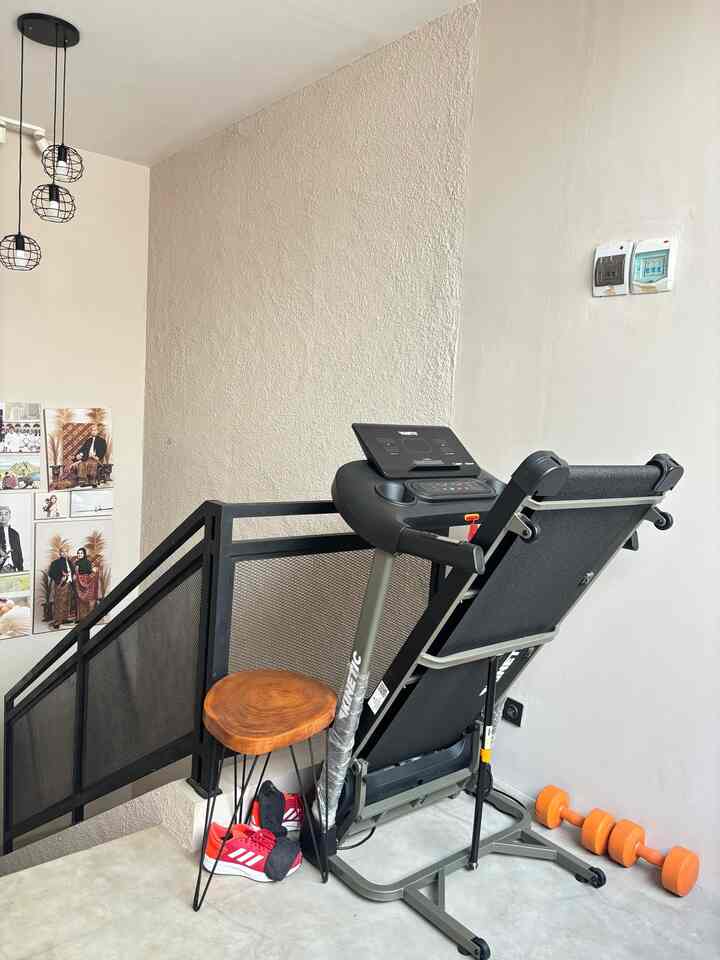 Karena keterbatasan ruangan,, qt jadikan sudut tangga ini untuk space olahraga. Kita taruh treadmill portable ini disini jadi kita bisa olahraga di ruangan terbuka.
#ruangsempit
#tipsmaksimalkanruang
#nevertosmall
#spotolahraga
#sudutruangan
