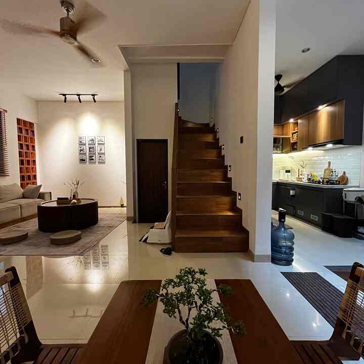 Tangga sebagai pemisah ruang keluarga dan dapur. 

#ruangsempit #tipsmemaksimalkanruang #nevertoosmall #rumahdeveloper #rumahcluster #openspace #depok #japandi #minimalis #storage