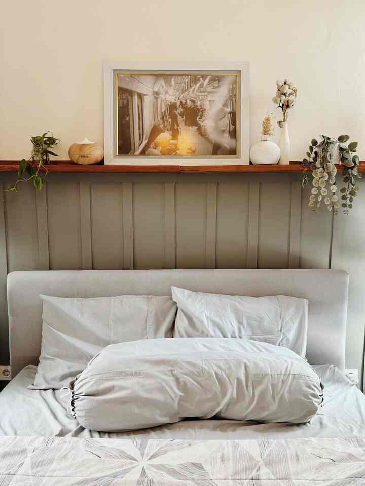 menambahkan detail2 kecil dalam kamar tidurku agar terlihat lebih estetik dan tetap nyaman🖤
#dekorkamartidur
#bedroominspo
#monocromescandinavian
#inspirasikamartidur
#rumacefour
#bogor