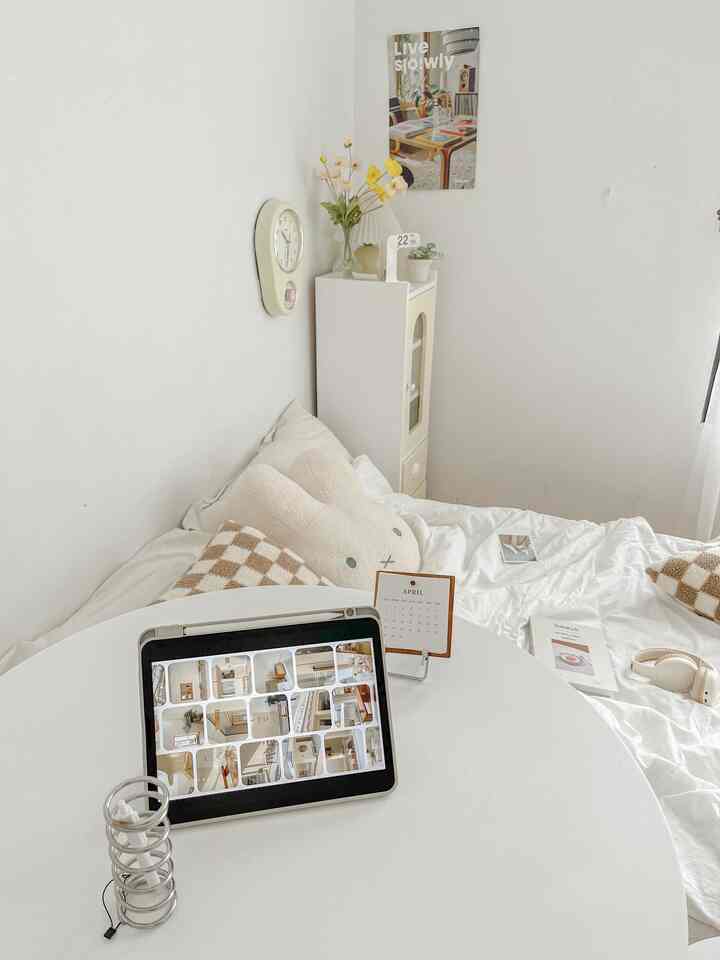 Spot ini paling ku suka buat nonton drakor, karena langsung menghadap ke jendela kamar juga 💕 dan kalau lagi males duduk bisa langsung rebahan deh disini. 

#roomdecor #smallroomdecor #kamartidur #aestheticroom
