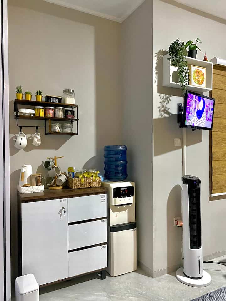 Coffee corner ala-ala yang nyempil di pojokan, diantara dining room dan living room. Ngumpet di belakang partisi living room.
Coffee corner ini jadi memudahkan kami, terutama aku saat akan serve minuman untuk keluarga ataupun tamu, karena semua berada di satu area.
Semoga menginspirasi.

#CoffeeCorner
#PojokKopi
#TempatNgopi
#Coffee

