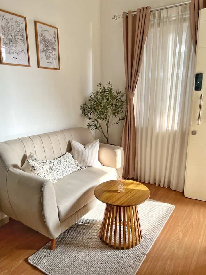 Day and night vibes di mini living room ruma kami…

Slide 3 & 4 kondisi ruangan saat belum ganti sofa, belum ada meja dan dinding masih polosan. Sebelum ganti sofa yg dulu warna abu, aku pakai cover sofa anti slip berbahan tebal warna cream… lama2 agak malas juga cuci & pasang covernya, jadi aku beli sofa retro baru 2 seater bahan daphine warna cream dengan busa firm

Untuk mendekorasinya agar ruangan terkesan lebih warm aku tambahkan karpet, walldecor, bantal, round table dan artificial flower


#dayandnight
#smallspace
#whitewood
#livingroom
#beforeafter