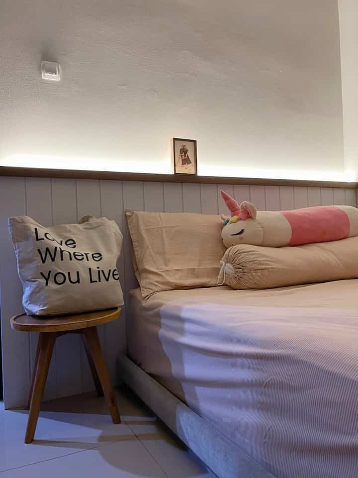 Kamar anakku ku request juga pgn pakai warna yg senada sama ruangan lain. Tentunya tetap clean, tp ada touch of pinkeu nya krn anakku perempuan 🩷
hihi Biar mempermanis looks, aku tambahkan wall art balon-balon pink biar area dinding juga tdk terlalu polos✌🏻

#kidsroom #kamaranak
#cimahi #bandung #rumahcluster
#rumahdeveloper #desainkamaranak
#design #bedroom #kamartidur #kamartiduranak 