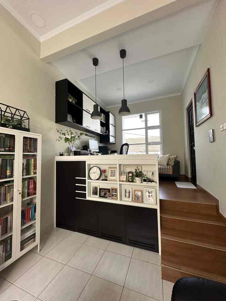 •Memaksimalkan Space dengan Furnitur Multifungsi•

Hello O!House friends, sebagai pembatas antara livingroom dan working area yang memiliki beda ketinggian sekitar 68cm, alih-alih memasang railing, aku menempatkan lemari custom multifungsi yang bisa diakses dari 2 sisi. Pada sisi livingroom, lemari ini menjadi lemari sepatu dan rak untuk meletakkan sedikit pajangan.

Pada sisi working area, lemari ini adalah rak storage yang memiliki laci tarik yang dapat digunakan sebagai meja belajar jika anak-anak sedang ingin belajar bersama Papanya.

Dengan space terbatas, lemari multifungsi ini dapat memuat banyak kebutuhan keluargaku.

#RuangSempit
#TipsMaksimalkanRuang
#NeverTooSmall
#WorkingRoom
#SmartStorage