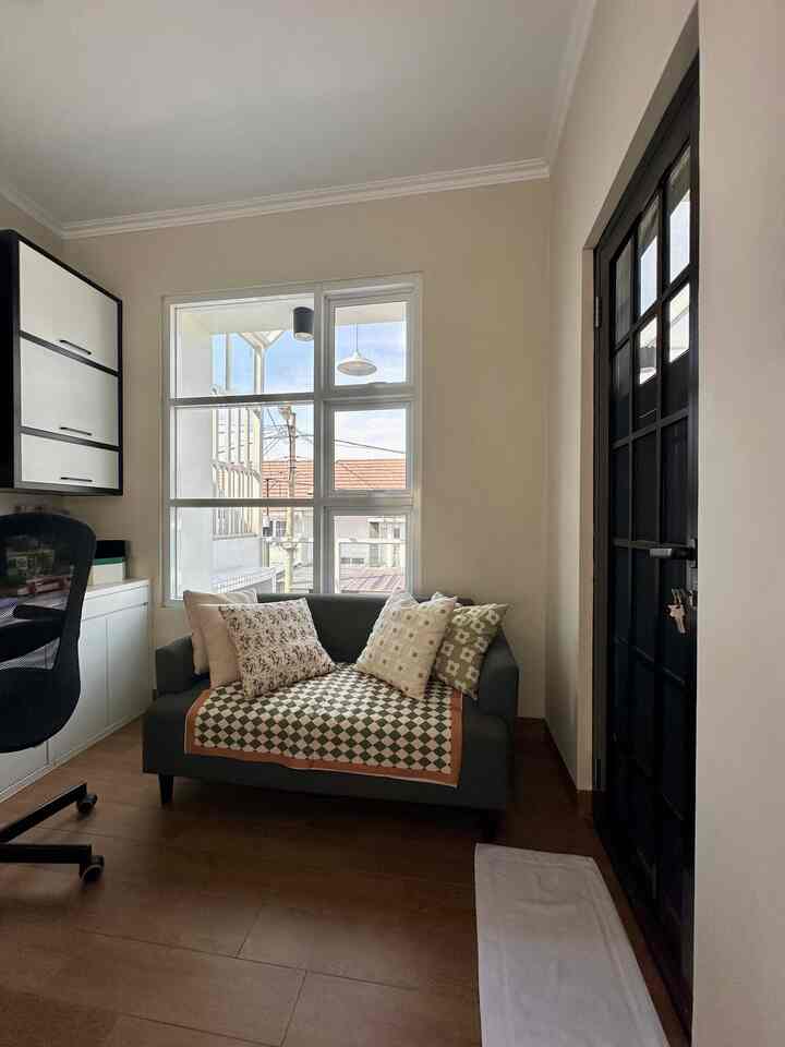 • Sudut Nyaman di Ruang Kerja •

Hello O!House friends, saat ini ruang kerja di rumahku memiliki sudut nyaman dengan sofa dan bantal-bantal. Biasanya aku senang membaca di sini di siang hari. View balkon menjadi pemandangan dari jendela di sini, juga ada pintu menuju ke balkon.

Sudut ini sangat nyaman, tapi aku berencana membeli piano dan meletakkannya di sini. Jadi sofa ini mungkin akan dihibahkan ke orang lain. Gimana menurut teman-teman?

#Sofa 
#ruangsantai
#rumahdeveloper
#rumahcluster
#cozyspot