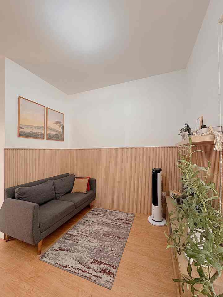 Livingroom ini ukurannya hanya berukuran 4x3m
kami sengaja memasang wallpanel di sekeliling tembok agar ruangan terkesan homey
Tidak banyak barang dan perintilan diruangan ini sengaja agar tidak tampak sempit
Kami juga memilih gorden roller blind agar lebih simple dan bisa tertutup 24jam tapi ruangan tetap terang

#RuangSempit #TipsMaksimalkanRuang #NeverTooSmall #Livingroom #inspirasiruangsempit #ruangtamumungil #rumahcluster