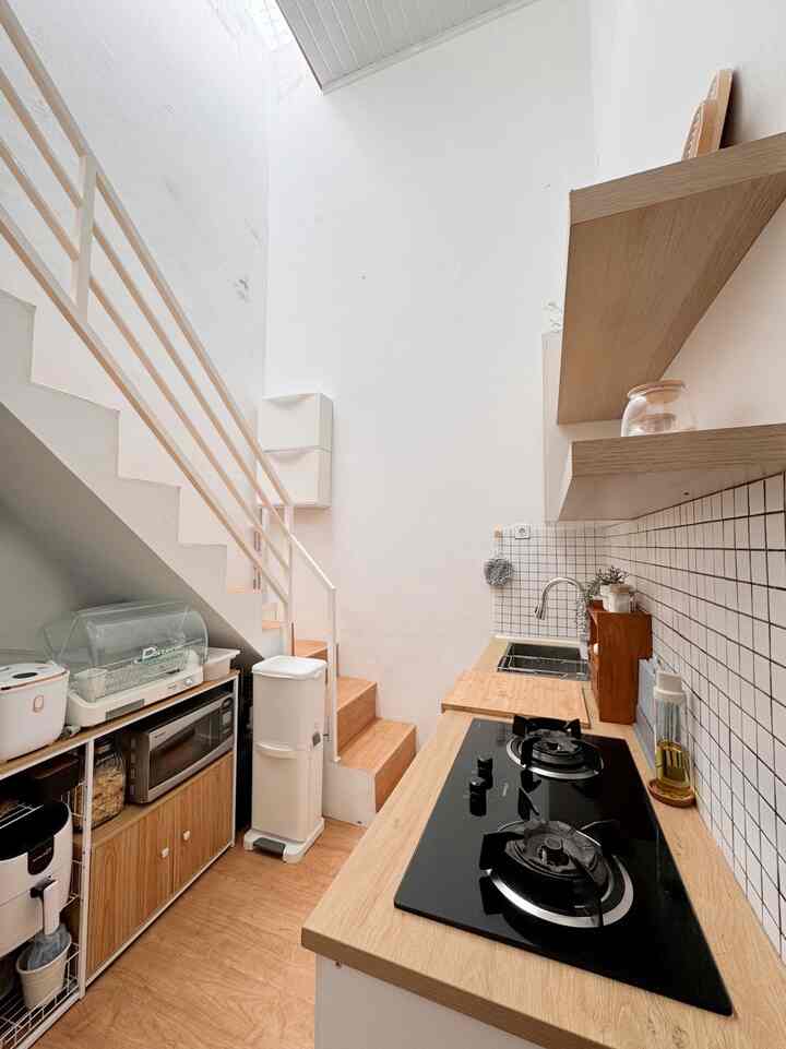 ini dia bagian dapur yang jarang banget inframe yaitu area bawah tangga 😆
masih menjadi wishlist untuk bikin kabinet di area bawah tangga ini, yok bantu aamiinkan biar disegerakan tetangga heheh


#dapurmungil #kitchenjapandi #rumahmungil #dapurkecil #areabawahtangga #inspirasidapurmungil #inspirasidapurjapandi