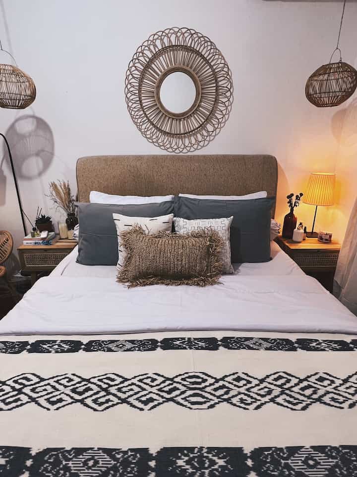 Halo Tetangga Kimkim 👋🏻

Kamar tidur sengaja di design mirip vila-vila di Bali, agar tiap hari berasa lagi staycation terus hihi. 
Bedcover saya kombinasikan dengan kain tenun khas Lombok semakin mengentalkan nuansa Bali
 
#BedroomIdeas
#InspirasiKamarTidur
#DekorasiKamarTidur
#KamarTidurEstetik
#KamarTidurBali