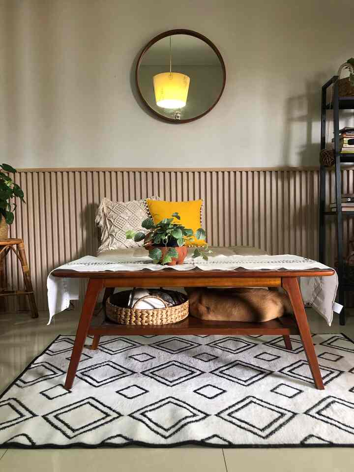 Hayoo, apa yang baru dari ruang tamu kami? ☺️ Ternyata pasang wall panel setinggi 96cm lumayan bikin tampilan fresh dan estetik.

Sisanya? re arrange aja dan tambahkan tanaman. Si warga baru di pojokan, bikin suasana malam di ruang tamu makin romantiiis.

#bohoscandi #livingroommakeover #decorlowbudget #cozyhome #plantlover #jakartabarat #inspirasidecor 