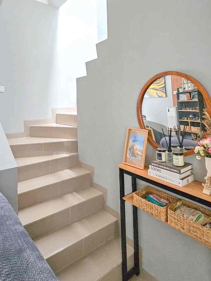 Rumah developer jaman sekarang rata-rata memiliki tangga dengan space yang sempit dan curam. Termasuk rumah yang kami beli ini. Tantangan datang saat harus mengangkut barang berukuran besar seperti spring bed, lemari dan sebagainya. Oleh karena itu, saat renovasi kami meminta agar ruangan tangga ini bisa diperluas dengan cara membongkar salah satu dinding. Trik ini sangat membantu karena terbukti memperlebar radius sehingga furniture ukuran besar bisa dengan mudah diangkut ke lantai dua
#TrikRuangTangga
#RenovasiAreaTangga
#AreaTanggaDiRumah
#StairsRenovation
#HomeRenovationTrick
#MemperluasTangga
#StairsTipsAndTrick