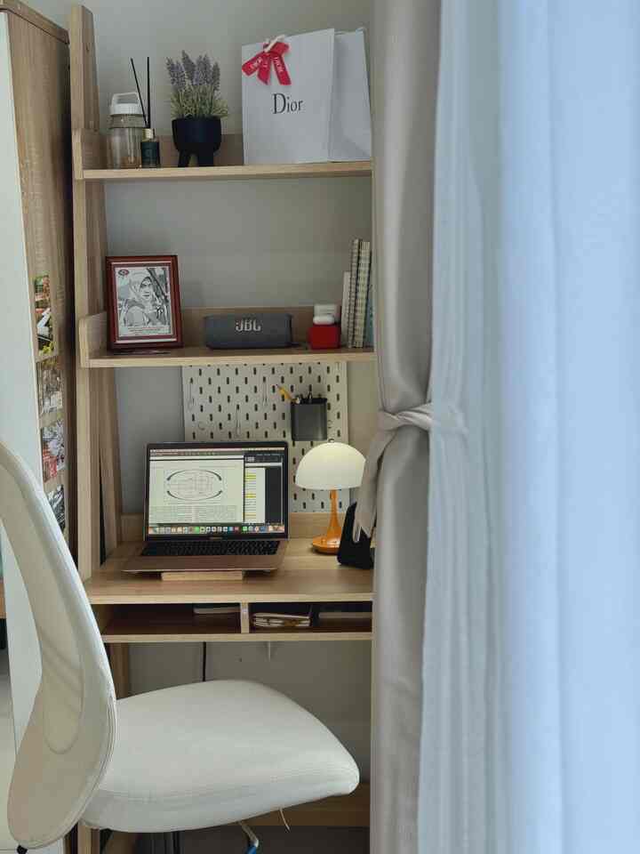 Menciptakan suasana baru di area kerja/belajar yg terbatas, dengan penambahan lampu, pegboard, dan gambar/postcards 🍃💕
Walaupun tidak sampai mengubah lay out tapi dengan menambahkan barang-barang atau ornamen tertentu, ternyata bisa juga memberikan kesan baru dan ‘fresh’ saat sedang bekerja/belajar.

#DeskSetUp
#workDeskSetUp
#DeskDecoration
#mejakomputer 
#mejabelajar 
#mejakerja 