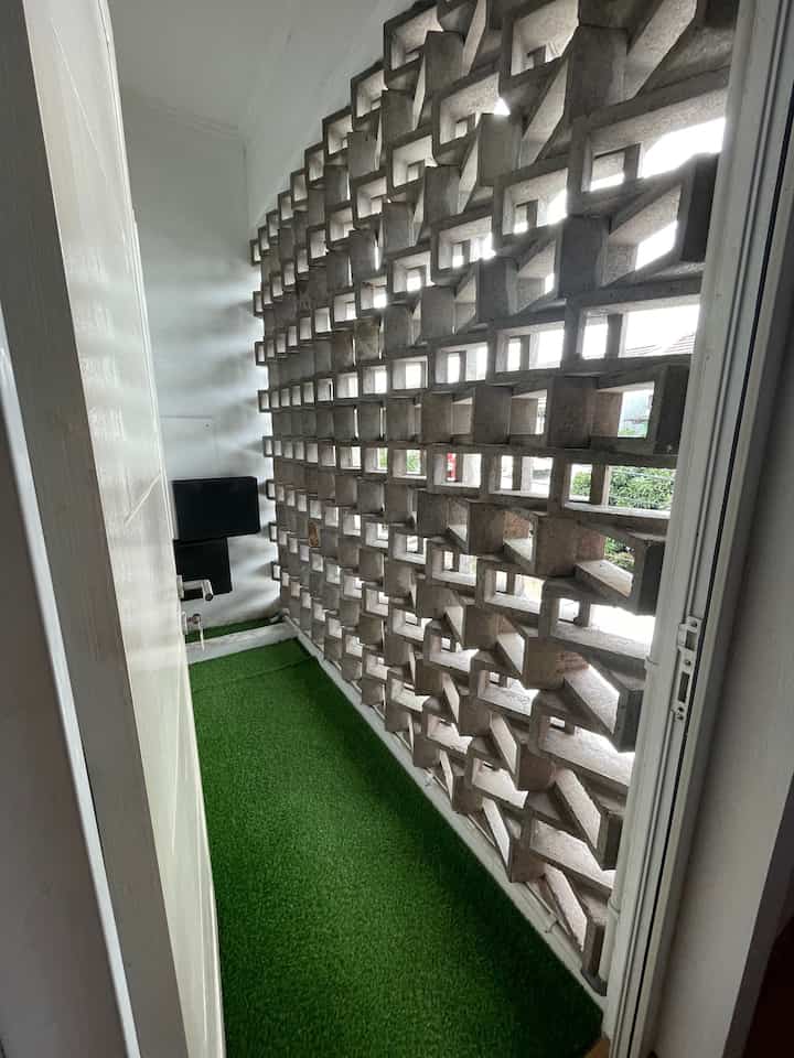 Ini merupakan teras di depan kamar yg kami design semi privat tidak langsung terbuka tp di buat penghalang dengan roaster agar tetap privat tapi dapat di jadikan ruang duduk duduk agar bisa menikmati suasana sore dengan angin sepoy sepoy


#RumahIndustrialis
#Terassemiprivat
#BalkonRumah
#rumahdeveloper
#rumahcluster
#bogor
#decorlowbudget