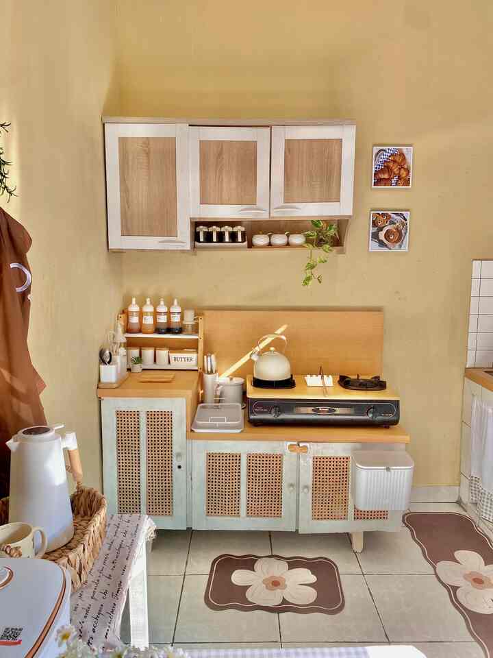 Sebenarnya ruangan yang perlu dipikirkan untuk tata ruang penyimpanannya adalah dapur ,. Kenapa dapur ? Karna banyak sekali printilannyaa.. 
maka dari itu karna di asrama jadi kita putar otak gimana ini biar semuanya muat, dan tentunya tetap lowbudget. 

Jadi kita beli kitchen set atas yang murce murce aja ,dan ada meja kompor peninggalan senior kita sulap cat ulang bisa muat disitu panci panci besar.

Lalu kolong dapur kita tambahkan gorden agar segala rak piring masuk tapi tetep rapi, dari situ masih belum muat ternyata masih ada elektronik yg belum ada tempatnya .

Jadi kita tambahkan ambalan hasil DIY karna namanya hunian sementara kita gamau terlalu over budget , ada lemari bekas kita sulap jadi ambalan tinggal kasih wallpaper motif kayu.. dan jadi segala oven mixer bisa tertata rapi 😍


#RuangSempit
#TipsMaksimalkanRuang
#NeverToSmall
#rumahrantau
#rumahdinaspolisi
#asramabrimob
#pontianak