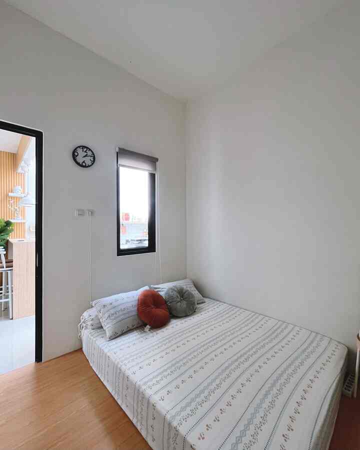 Bedroom Ideas

Kamar tidur ini berukuran tidak terlalu besar dan tidak kecil juga. Ini kamar kedua di rumapertama dengan ukuran 3x2.75m. Dekorasi/ barang yang digunakan tidak terlalu banyak hanya umum saja seperti kasur, meja kecil, cermin, lemari pakaian dan ditambah wall decor sebagi pemanis 🤍

#bedroom #bedroomideas #kamartidur #inpirasikamar #homedecor #dekorasirumah