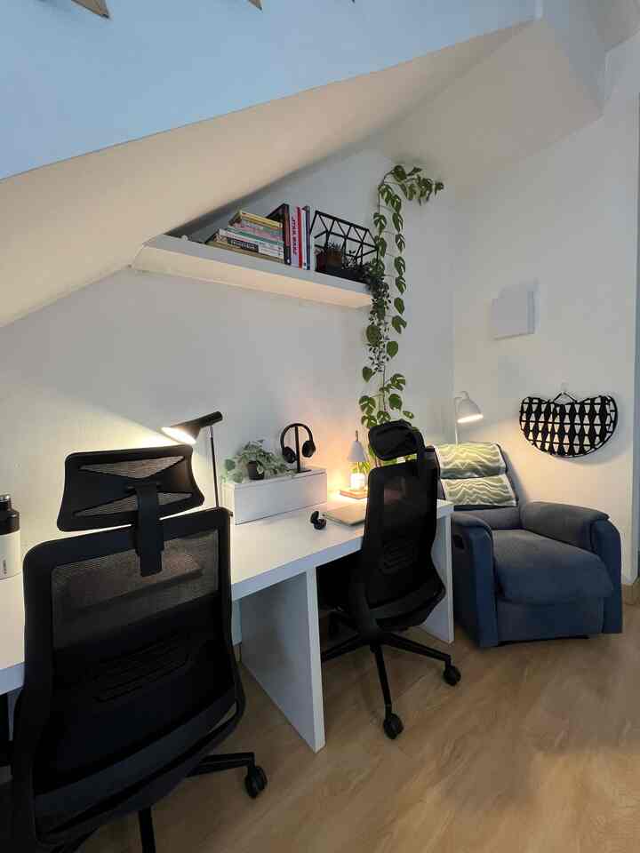 @rumah.scandinavia の階段下のエリアは、2 人の作業エリアとして使用されています。在宅勤務中も休憩しやすいよう、ワークスペースの横にリクライニングソファを設置。
#WorkspaceInspo #homeoffice #tinyworkspace #HomeOfficeInspo #WorkspaceInspo #workspace