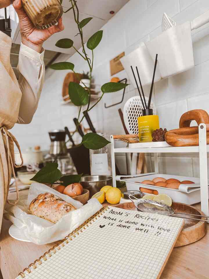 Maximize Vertical Space
—
salah satu cara untuk dapat memaksimalkan area top table pada kitchen set adalah dengan memanfaatkan vertical space, bisa dengan penggunaan rak susun ataupun memanfaatkan area backsplash 
—
pada area top table untuk penyimpanan bumbu kami menggunakan rak 3 susun agar space saving, kemudian kami pun menambahkan rak 2 susun dimana pada bagian bawah dimanfaatkan untuk penyimpanan telur dan pada rak bagian atas kami menempatkan dekorasi juga reed diffuser agar dapur tetap terlihat cantik, estetik dan juga wangi, kemudian kami pun memanfaatkan area backsplash untuk menempatkan rel dengan kait sebagai tambahan storage dan untuk menggantung peralatan dapur
—
dengan memanfaatkan vertical space, area top table jadi terlihat lebih rapi dan tentunya cukup leluasa untuk memasak
—
#KitchenInspiration
#InspirasiDapur
#DapurAesthetic
#VerticalSpace
#VerticalStorage
#RakDapur