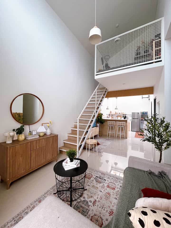 Caraku Maksimalkan Ruangan

Karna rumahku ini ukurannya tidak terlalu besar tapi cukup untuk aku dan keluarga, maka aku pilih dengan konsep rumah open plan. Disini aku memaksimalkan segala ruangan/ area agar tetap punya fungsinya masing-masing. Seperti ruangan ini punya 3 area seperti Livingroom, Ruang TV/ Keluarga dan Dapur.

#RuangSempit #TipsMaksimalkanRuang #NeverTooSmall #Homedecor #Dekorasirumah