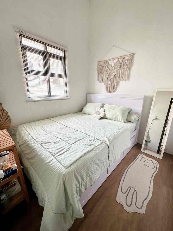 Kamar tidur dengan area yang terbatas hanya 2,6 x 3 meter. Untuk memaksimalkan ruangan kami menggunakan tempat tidur dengan storage di bagian bawahnya untuk tambahan penyimpanan. Lemari pakaian juga kami custom dengan banyak storage agar penyimpanan semakin maksimal. Tambahan standing mirror juga agar menambah kesan luas di kamar mungil ini. Untuk tv kami pasang floating di dinding agar ruangan tidak semakin sempit. 

#RuangSempit #TipsMemaksimalkanRuang #NeverTooSmall