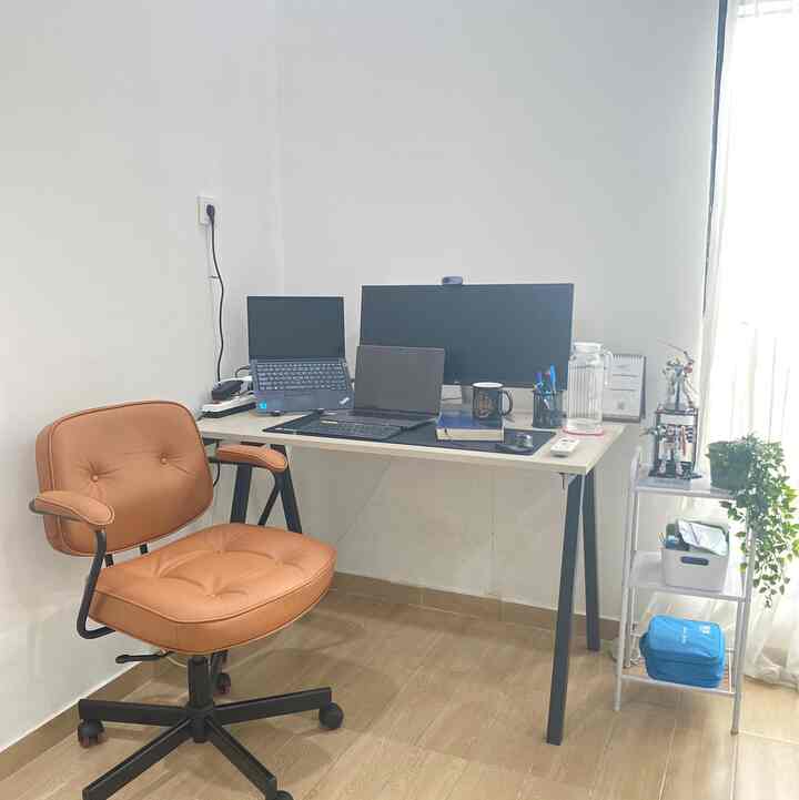 Ruang Kerjanya si paling WFH...

Haii tetangga o!House... ini ruang kerjanya si bapak yang keterusan WFH semenjak zaman pandemi. 

Ruang kerjanya hanya sederhana, tapi bisa dilihat yah kesibukan 3 monitor yang tidak bisa disingkirkan bahkan untuk sesi foto singkat ini... 

Penataan untuk ruang kerja ini masih minim karena si bapak cenderung hanya memikirkan fungsionalitas dan kenyamanan bekerja.

Dan untuk itu si bapak memilih meja dan kursi kerja dari IKEA, yang tidak hanya sesuai fungsi namun juga berkualitas dan nyaman.

Sedikit tambahan daun artificial yang juga dari ikea dan Gundam menjadi penghias ruang kerja ini. 

#ruangkerja
#workingspace
#wfh
#workarea
#areakerja