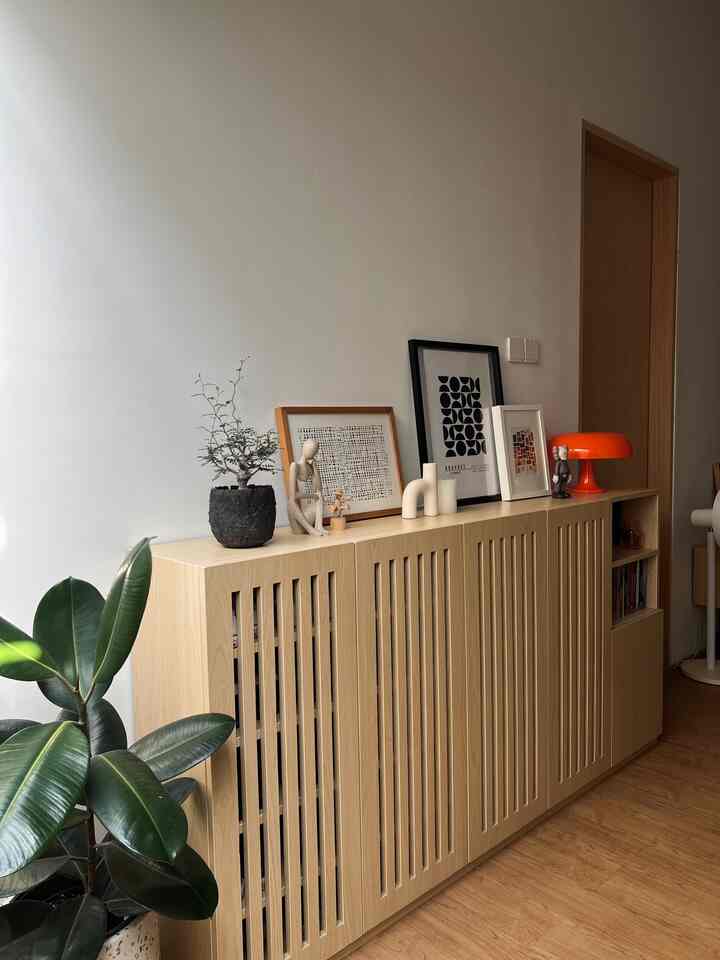 Halo, area ini bisa dikatakan foyer di rumah kami, nah karena rumah kami yg berukuran sangat terbatas, area foyer ini manfaatkan untuk ruang penyimpanan sepatu dan yang lain dengan menggunakan custom furniture, diharapkan dapat memaksimalkan luasan area yang terbatas ini, karena ukuran area ini cuman 3x3 dan itu pun di bagi dengan area kerja si istri, dengan custom furniture, selain dapat dengan mudah adjust dengan luasan ruangan, warna pun bisa menyesuaikan dengan tema rumah kita. 

#ruangnsempit #tipsmaksimalkanruangan #nevertoosmall
