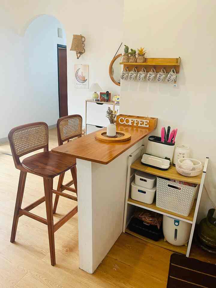 Karena meja dapurku yang kecil dan sebernya barang barang dapur tidak muat di simpan di kitchen set aku, jadi aku pakai rak tambahan dan storage storage ini di samping meja dapur ku dan samping meja bar ku
#RuangSempit
#TipsMaksimalkanRuangan
#NeverToSmall
#rumahjapandi
#storage
