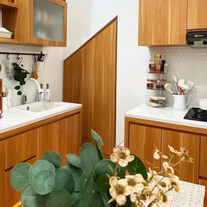 Rumah dilahan terbatas aka sempit bener2 harus mikirkan space biar kepake semua. Salah satunya area bawah tangga ini. Awalnya mau ditimbun aja krn dapur rencana awalnya mode L tapiii jd sayang ada space disudut itu kalau cuma ditutup, kebetulan kita belum ada gudang dan akhirnya, space kurang lebih 90x193cm dengan kedalaman 96cm ini akhirnya dimanfaatkan jd gudang.
Keputusan ini bener2 bermanfaat bagi rumah kami yg lahannya terbatas/sempit ini.
Slide terakhir before gudang jadi saat pembangunan.
#RuangSempit
#TipsMaksimalkanRuang
#NeverTooSmall
#LahanTerbatas
#Gudang
#Storage