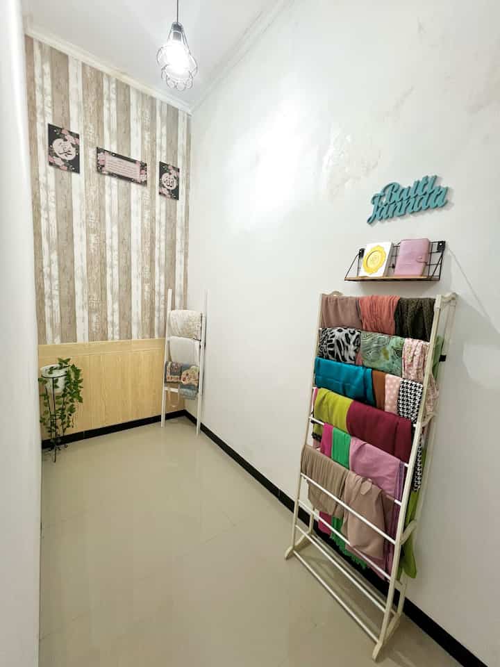 Mushola

Mushola didalam rumah menurut aku itu perlu diusahakan, seberapa kecilnya, baiknya ada mushola didalam rumah, karena untuk kekhusyuan beribadah, salah satu tantangan untuk pemilih rumah yg lahannya terbatas adalah bagaimana menyisakan ruanahn untuk mushola didalam rumah.

Mushola ini hanya berukuran 1.2x2.8 m
Jadi aku tidak menempatkan banyak barang diruangan ini.
Salah satu tipsnya agar Alquran, mukena, sarung dan sajadah tetap rapi ranpa ada kabinet adalah dengan  pemakaian rak.

Semoga menginspirasi 🩷

#musholarumah #mushola #ruangsempit #tipsmaksimalkanruang #nevertoosmall #rakdinding #rak 