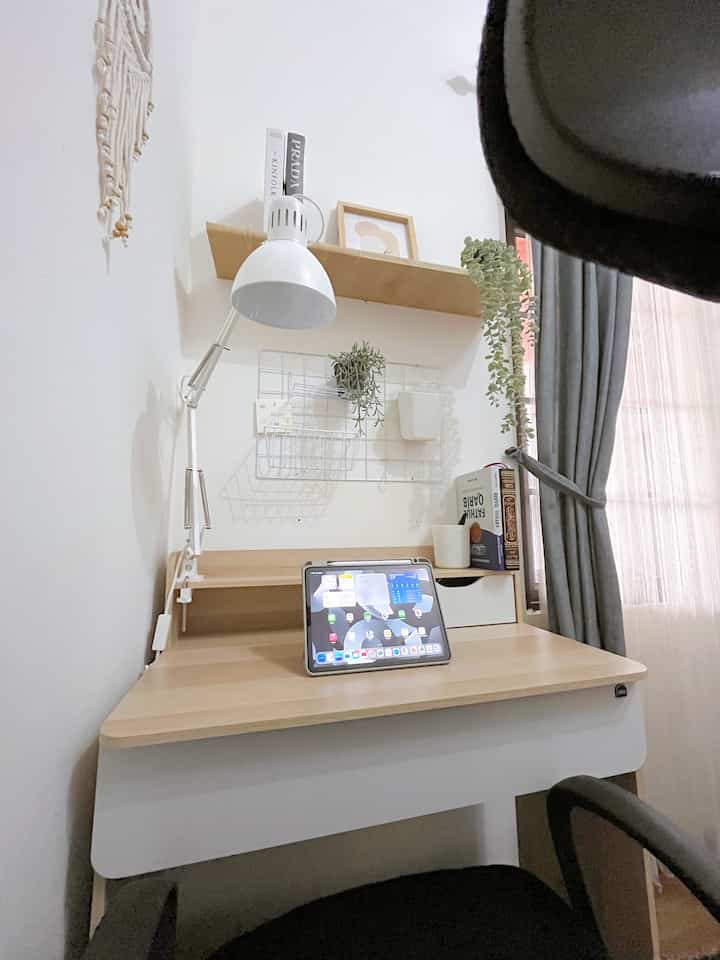 Ini adalah pojok kerja di rumah kami letak nya d pojokan kamar utama kami. Biasaya saya dan suami menghabiskan waktu di sini dan di pojok ini biasanya saya gunakan untuk edit konten. 

#PojokKerja
#RuangKerja
#KamarUtama
#RuangKerjaStyling
#PojokFavorit
#Aesthetic
