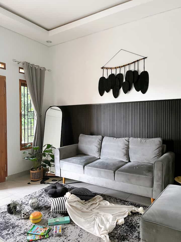 Karena anak kami belum punya ruang belajar khusus sehingga kami membiarkan dia explor belajar dimanapun asalkan dia happy. Termasuk di ruang tamu ini menjadi salah satu tempat belajar sambil bermain dia. 

#bumigerrd #livingroom #livingroomdekorasi #tempatbelajar #areaanak #Dekorasiruangbelajar #dekorasiruangtamu 