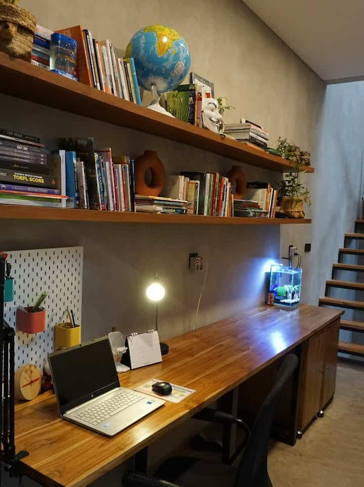 Meja kerja ini dibuat untuk memfasilitasi paksu dan saya. Meskipun seringkali akhirnya kami juga bekerja dari meja makan. Ambalan di atasnya sengaja kami hias bukan hanya dengan buku, namun juga dengan beberapa tanaman indoor. Di siang hari meja ini juga sering beralih fungsi menjadi meja setrika.

#MejaKerja #MejaMultiFungsi #TropicalHouse #RumahBuaran #RumahTropis #IndonesianHomes #JKTTim #rumahdenganarsitek #IdeMejaKerja #IdeRumah #MejaKayu 