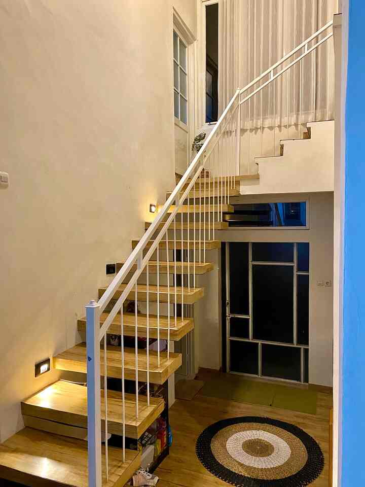 Tangga melayang
Konsep tangga melayang memang bikin ruang terlihat luas dan tidak monoton
Proses nya menggunakan besi baja yg ditanam di dinding, kemudian di lakukan pengecoran untuk area anak tangganya

Semoga menginspirasi🥰 

#tanggamelayang #inspirasitanggamelayang #areatangga #designtanggarumah #tanggarumahminimalis #stairs #inspirasitangga