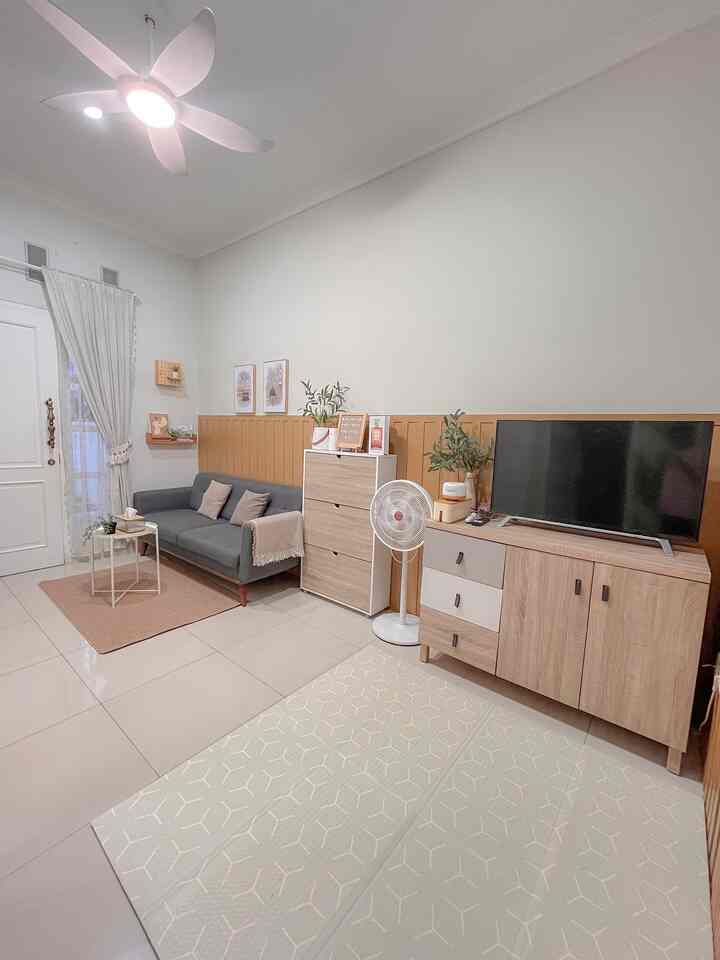 Ini adalah ruang tamu juga ruang keluarga (ruang tv) jadi ruangan ini berukuran 3m x 4,8m dalam satu ruang tanpa sekat kami bagi menjadi dua tempat sengaja tanpa sekat memang bawaan dari developer dan juga agar terlihat lebih luas kesannya. Semoga meginspirasi 🫶🏻


#RuangSempit
#TipsMaksimalkanRuang 
#NeverTooSmall
#RuangTanpaSekat
#LivingRoom