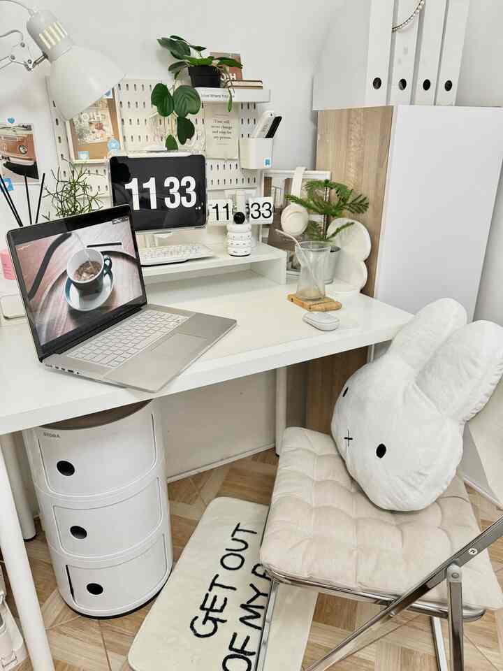 Ruang kerja mungil yang nyaman buatku🤍


#desksetup #ruangkerjamungil #desktour #deskideas #deskinspo #mejakerja #mejabelajar