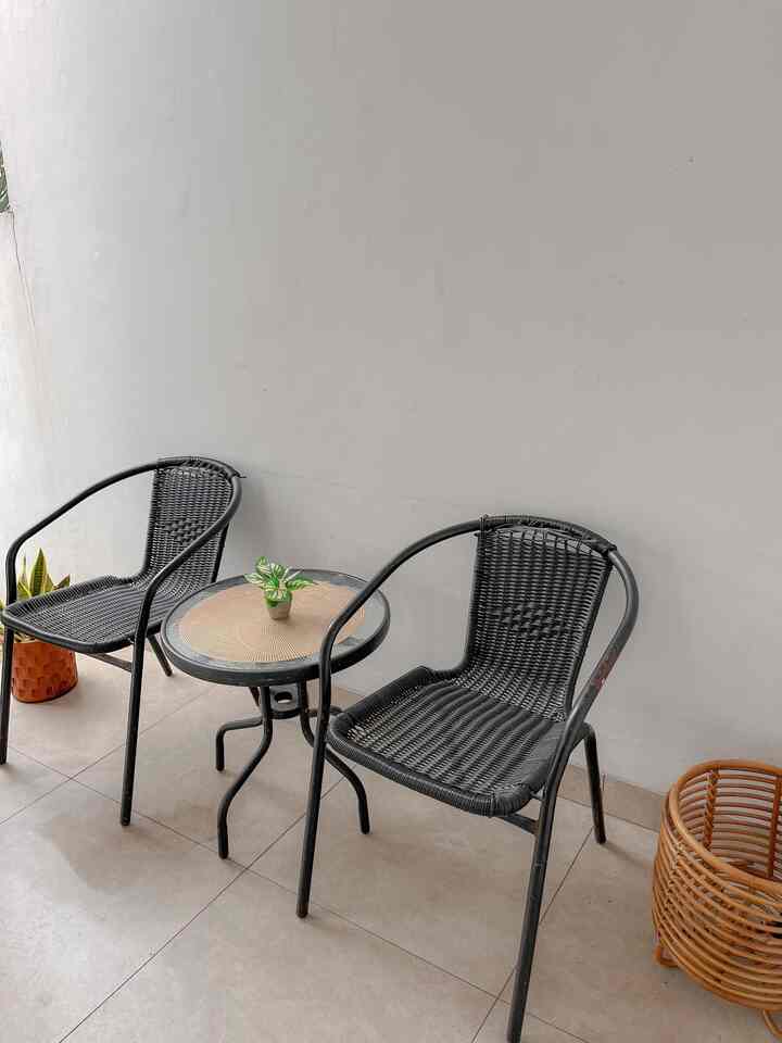 Hallo...
Salam kenal dari teras sepetak yang sangat sederhana, untuk kursi kami gunakan kursi teras yang sudah plus meja brand informa kemudian kami permanis dengan pot kecil (tanaman artificial). Semoga dapat menginspirasi 🫶🏻🫶🏻🫶🏻

#TerasSederhana
#DepanRumahku
#TempatBersantaiRia
#HomeLiving
#HomeStyle
#DekorRumahMinimalis