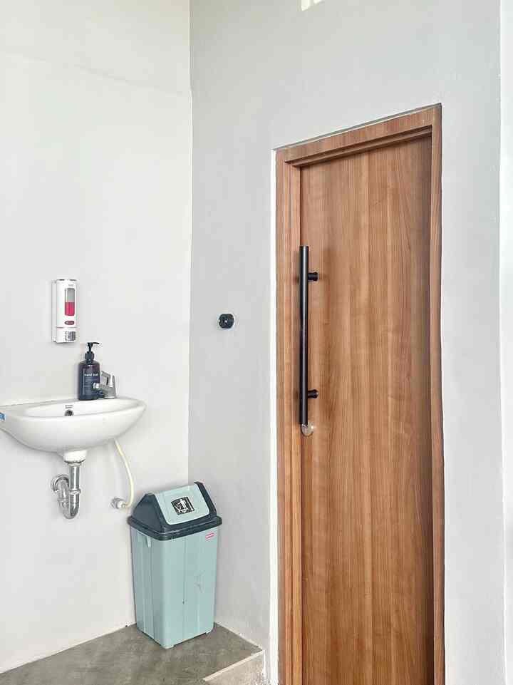 Toilet yang ukurannya tidak begitu besar (2x1.4 M) dengan kesan natural ini kami jadiin sebagai toilet untuk tamu, cukup dengan 1 bunga artificial biar terlihat fresh dan tidak mengisi banyak accesories didalamnya biar tetap terlihat luas☺️

#toilet 
#toiletkering 
#ruangankecil 
#ruangansempit 
#idetoilet
#inspirasitoilet
#RuangSempit
#TipsMaksimalkanRuang 
#NeverTooSmall