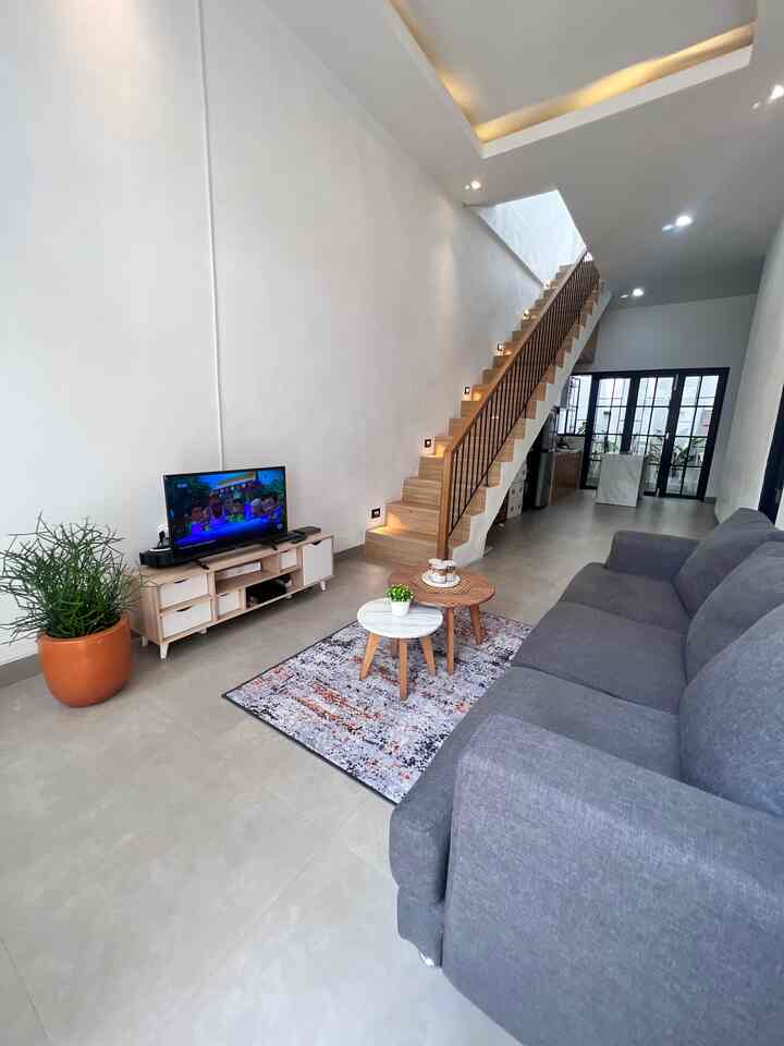 Yups... lebar tanah rumahku cuma 6m makanya kami memutuskan untuk memilih model open space agar rumah tampak luas. Dari teras depan, saat masuk langsung terlihat livingroom yang menyatu dengan dapur. Tangga rumah kami bikin hanya lurus tanpa bordes agar tidak memakan tempat. Bawah tangga dimanfaatkan untuk dapur segaris dan ruang penyimpanan. Untuk menyiasati rumah sempait tampak luas, jangan terlalu banyak barang. Pilih yang utama dari segi fungsional, multifungsi namun tetap estetik. 

#RumahSempit
#TipsMaksimalkanRuang
#NeverTooSmall