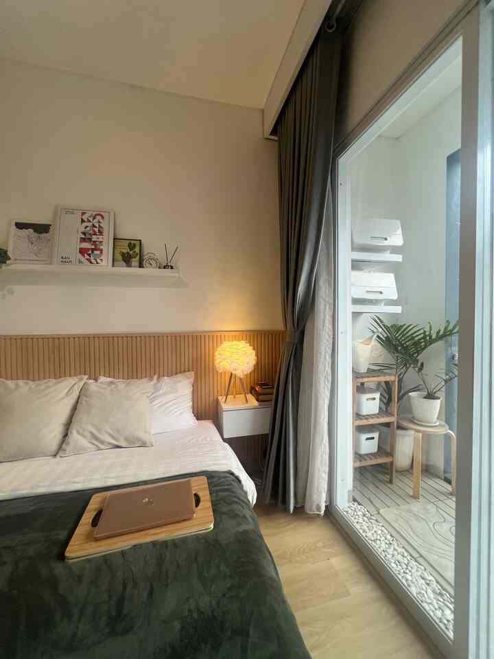 Natural toned bedroom with beige pillows and white bedding, creating a warm and cozy atmosphere