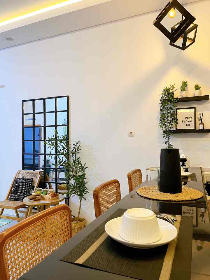 Cara kami memaksimalkan area yang terbatas yang itu dengan mambuat meja bar ala ala sebagai pembatas dapur dengan ruangan lain yang di fungsikan sebagai meja makan. Cara ini selain hemat tempat juga kami hemat budget untuk membeli meja makan. 

Meja bar ini dibuat dari beton dengan granit hitam sehingga sangat kokoh. Dipadukan dengan kursi bar kayu jati menurut kami sangat cocok. Dan untuk menambah kesan seperti di cafe kami juga tambhakan lampu gantung industrial hitam dengan cahaya warm white. 

Gimana tertarik juga untuk membuat meja bar sebagai jalan ninja area terbatas tapi tetep ingin punya tempat makan tersendiri ?? 

#BumiGerrd #RuangSempit #TipsMaksimalkanRuang #NeverToSmall #InspriasiRuangMakan #Dekorasiruangmakan