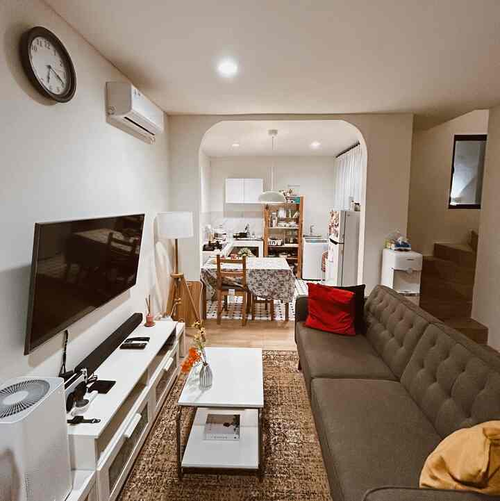Memanfaatkan ruangan tanpa sekat adalah solusi untuk memaksimalkan ruangan yang terbatas. Di rumah kami untuk area living room, dining room dan kitchen semua menjadi satu ruangan agar rumah menjadi terlihat lebih luas.
#RuanganSempit
#TipsMaksimalkanRuang
#NeverTooSmall