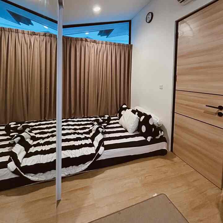 Tempat paling nyaman di rumah ya kamar tidur utama kami. Kasur di disini sengaja masih kami tempatkan di lantai, karena kami masih memiliki toddler yang tidur bersama kami. 
#KamarTidur
#KamarTidurUtama
#DekorasiKamarTidurMinimalis
#KamarTidurMini
#DecorBedRoom
