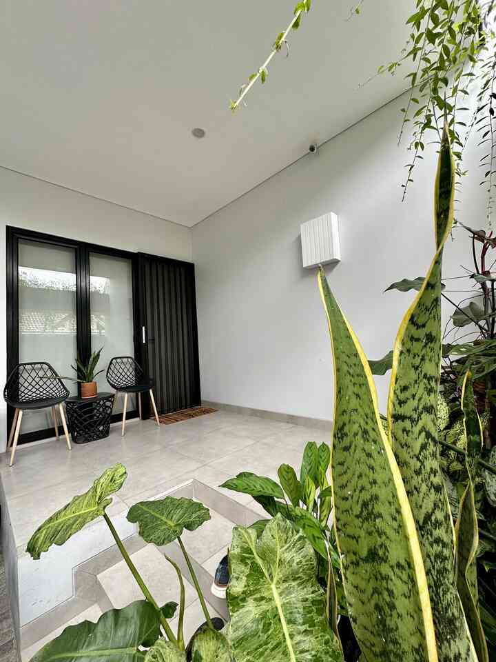 Sore yang tenang paling enak duduk di teras rumah. Ada yang beda dari pintu masuk dirumah. Aku tambahkan security folding door supaya rumah lebih aman, selain itu bisa sebagai pintu anti nyamuk dan serangga supaya tidak masuk ke dalam rumah saat pintu utama terbuka ☺️
#entrance
#entrancehome
#homeinspo
#fasad
#fasadrumah
#homedecor
#rumahcluster
#72m2
#Depok