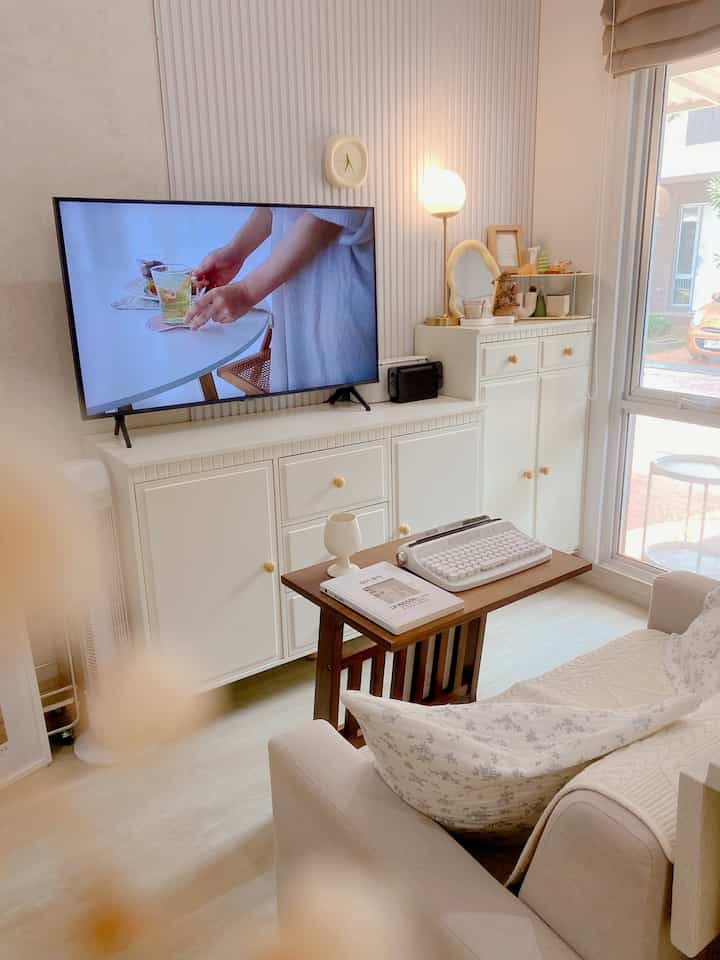 Ruang tamu dengan nuansa Creamy & Wood home sweet home dibuat warm dan menyatu dengan warna dinding agar ruangan vintage classicnya tidak terlalu berat #ruangtamu #ruangkecil #ruangkeluarga #vintageroom #rumahkecil  #rumahantik #smallroom #homedecor 