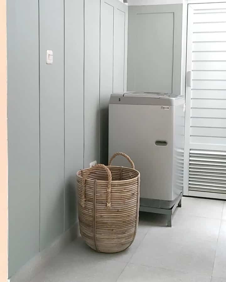 •Board And Batten Accent Wall pada Laundry Room•

Menambah aksen pada dinding merupakan bagian dari upaya leveling up our laundry room, yang awalnya kurang menarik karena ada dibagian paling belakang rumah, dan letaknya ada disamping Dapur.

Tips : Aku tidak menaruh banyak printilan disini, hanya keranjang rotan sebagai wadah untuk Pakaian Kotor, dan disamping kanan mesin cuci ada space yang berukuran kira-kira sejengkal, pas banget ditaruh rak untuk deterjen & pelembut pakaian, cairan pembersih mesin cuci, dan beberapa cairan pembersih rumah lainnya.

#LaundryRoom #BoardAndBatten #AccentWall #LevelUpRoom #MiniLaundryRoom #LaundryRoomInspo