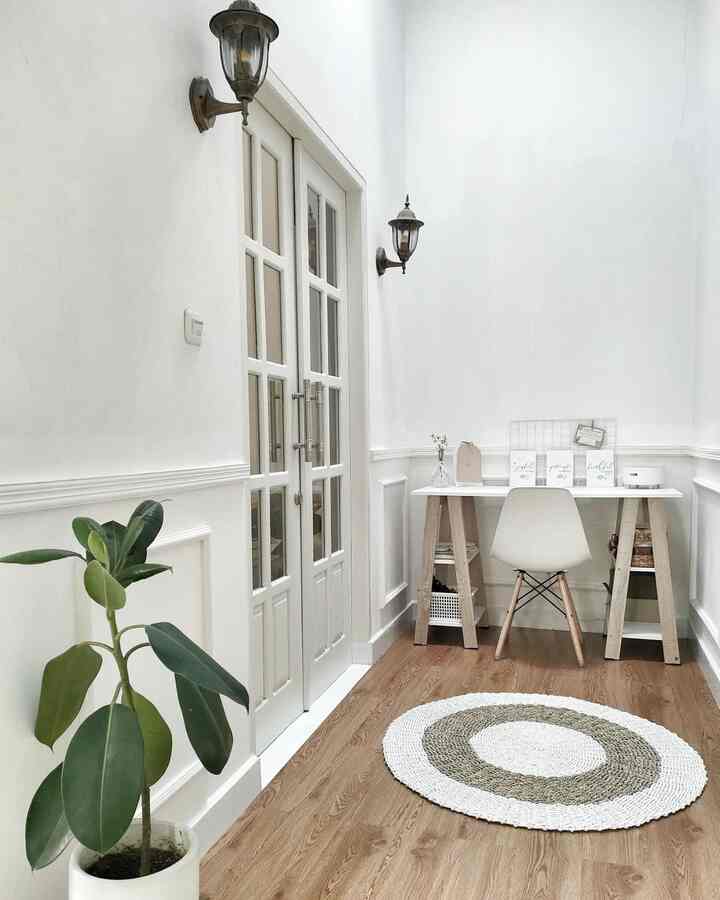 •Mengubah Hallway Menjadi Productive Space•

Gak menyangka kalau Lorong kecil ini bisa dimaksimalkan menjadi Ruang Kerja & Studio Mini.

Lorong kecil didepan Kamar Tidur utama ini awalnya akan dijadikan "Taman Mungil". Namun seiring waktu, ruangan ini lebih sering jadi tempat transit paket, dan ternyata Aku & Suami lebih membutuhkan Ruang untuk bekerja daripada taman. Malam hari biasanya dipakai Suami untuk mengerjakan pekerjaan dari kantor, sedangkan siang hingga sore hari biasanya Aku jadikan sebagai "Studio Mini" untuk unboxing, bikin konten & foto produk-produk endorsan, spot ini cocok sekali menjadi studio karena bagian atas lorong ini memakai seng transparan sehingga tidak perlu menggunakan lighting tambahan lagi.

Tips : Ternyata cuma dengan menambahkan aksen moulding pada dinding dan melapisi lantai dengan Vynil, lorong ini langsung terlihat berbeda dan tampak lebih menarik dari sebelumnya.

#RuangSempit #TipsMemaksimalkanRuang #NeverTooSmall #hallwayinspo #koridorinspo #productivespace #workingarea #ruangkerja #studiomini